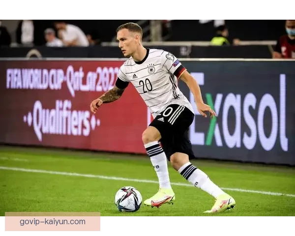 诺伊尔展现超凡对抗能力，状态回暖稳健守护球队大门