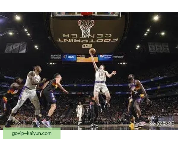 戴维斯助攻能力稳健，近期表现值得关注，助力球队战绩提升